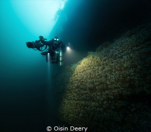 Descending on a 65 meter (215 ft) dive on the Dufferin Wa... by Oisin Deery 